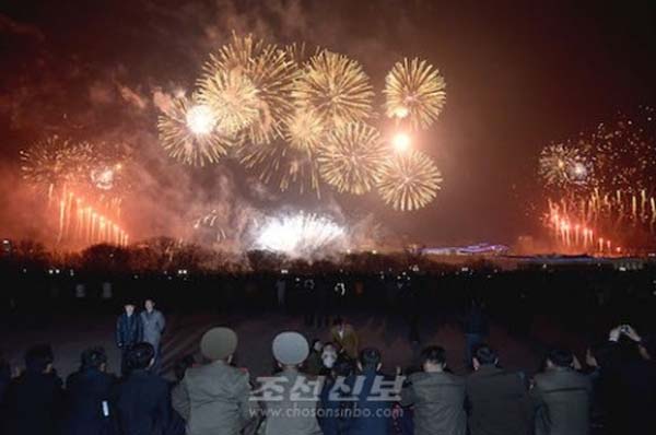 朝鲜平壤举行烟花表演庆祝太阳节