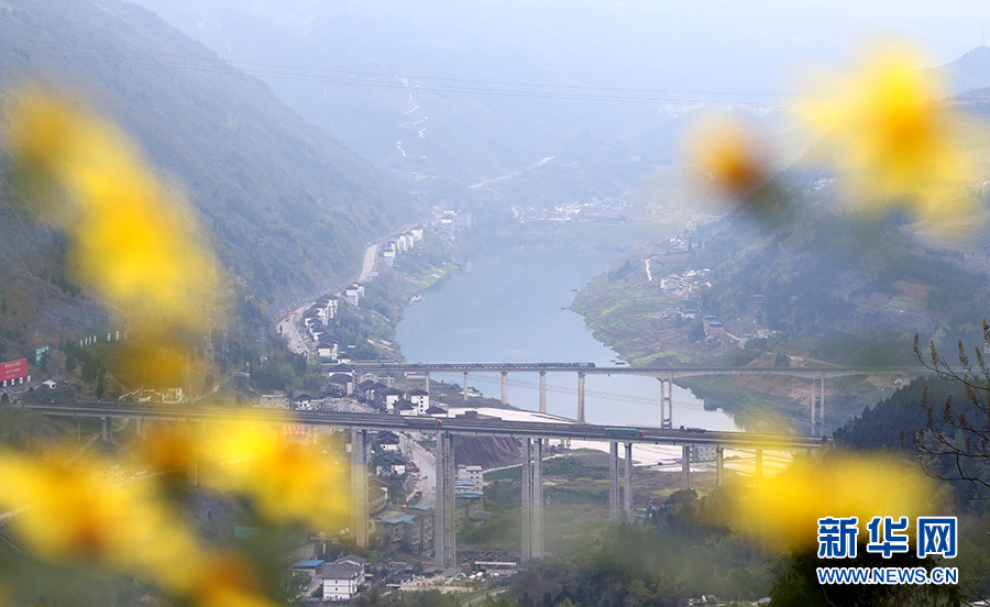 重庆彭水：大山深处交通美景入画来