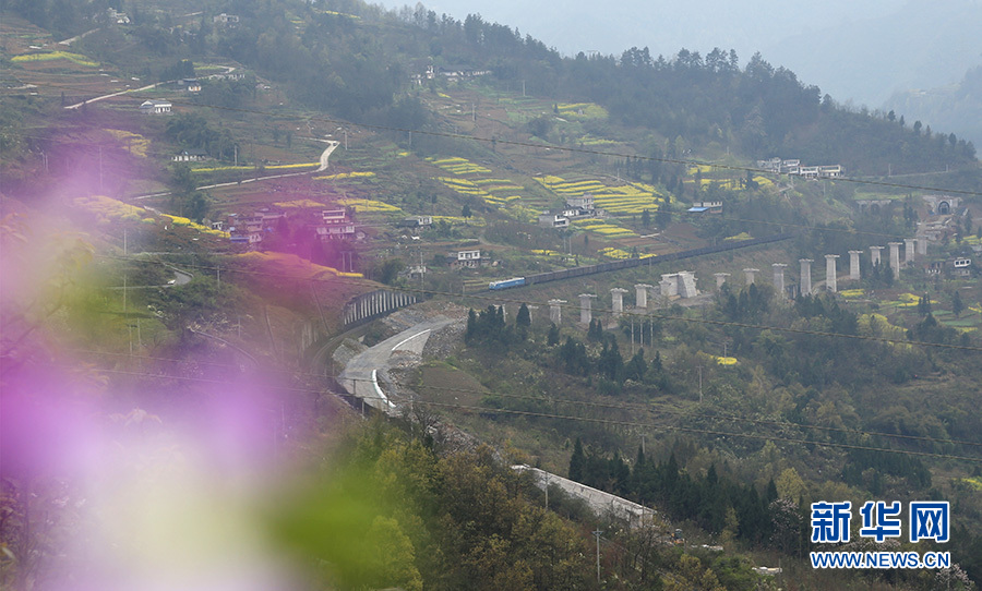 重庆彭水：大山深处交通美景入画来