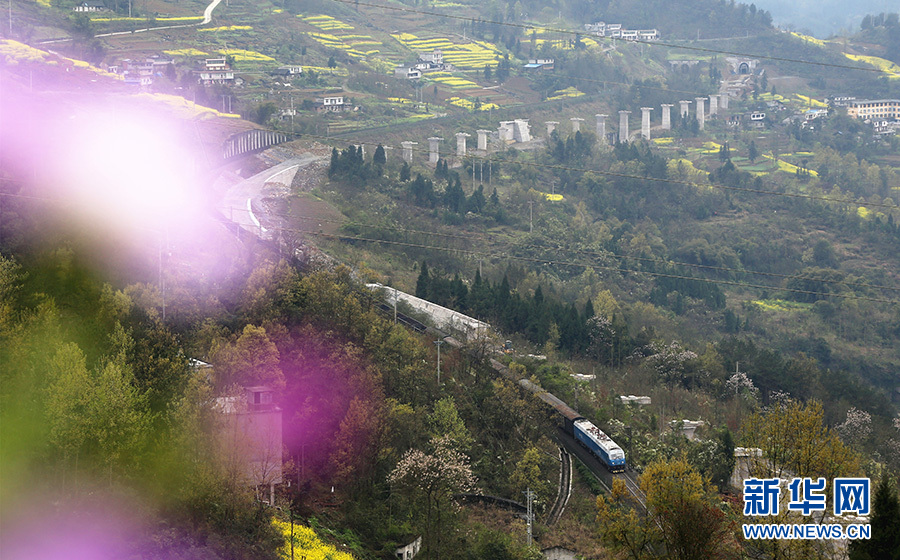 重庆彭水：大山深处交通美景入画来