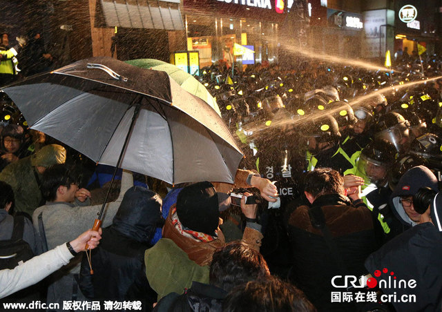 韩国民众首尔广场悼念"世越号"遇难者 与警方发生激烈冲突