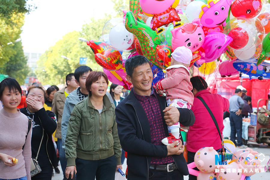 武汉新洲旧街花朝节演绎现代版“清明上河图”