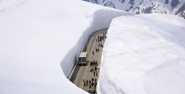 日本立山黑部阿尔卑斯路线开放 可欣赏雪墙奇观