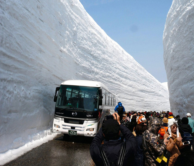 日本立山黑部阿尔卑斯路线开放 可欣赏雪墙奇观