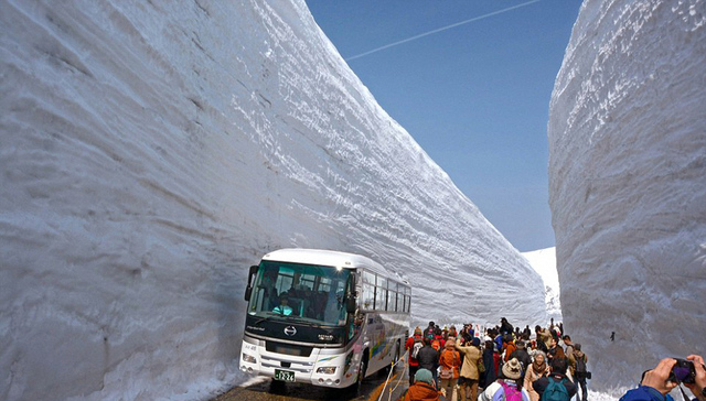 日本立山黑部阿尔卑斯路线开放 可欣赏雪墙奇观