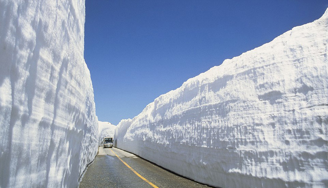 日本立山黑部阿尔卑斯路线开放 可欣赏雪墙奇观