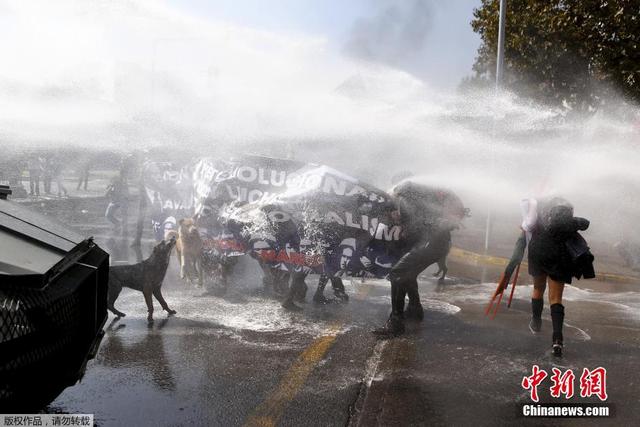 智利民众抗议公共教育现状 遭警方高压水枪驱逐