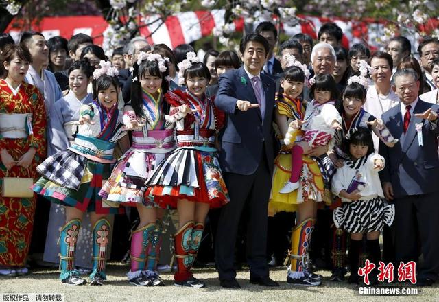 安倍参加年度赏樱大会 与少女组合成员一同摆pose