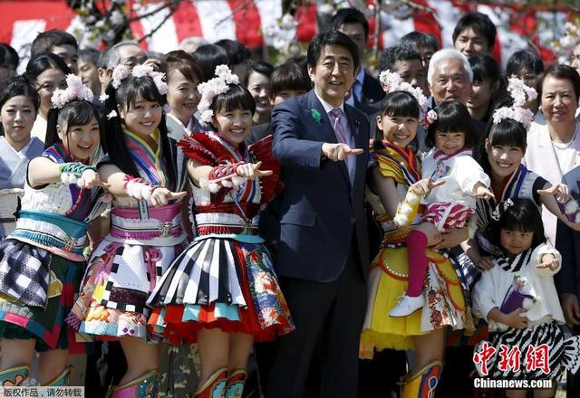 安倍参加年度赏樱大会 与少女组合成员一同摆pose