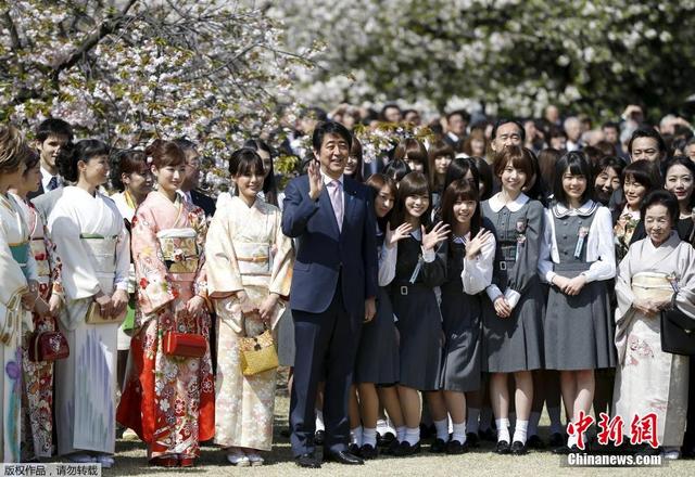 安倍参加年度赏樱大会 与少女组合成员一同摆pose