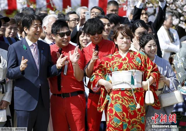 安倍参加年度赏樱大会 与少女组合成员一同摆pose