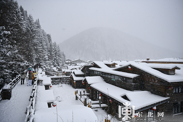 中国雪乡今冬首场大雪如约而至 降雪已近30公分