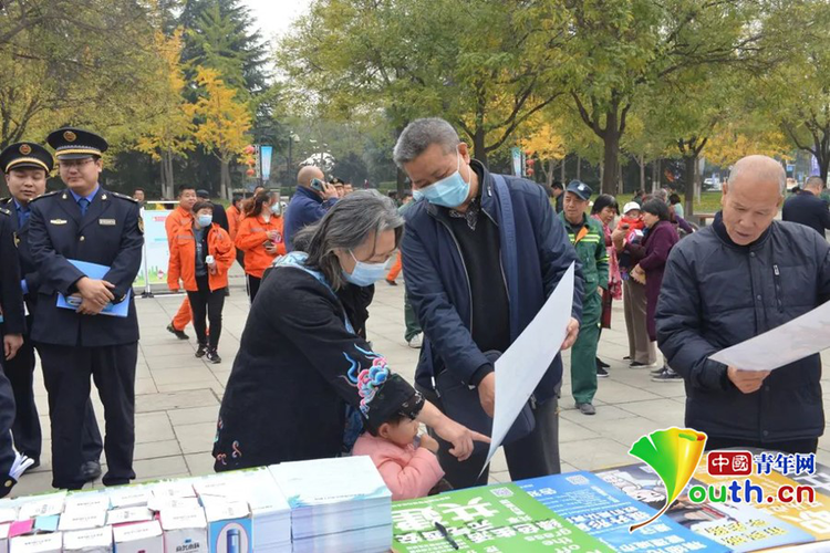 西安城市管理法律法规知识宣传月活动在经开启动