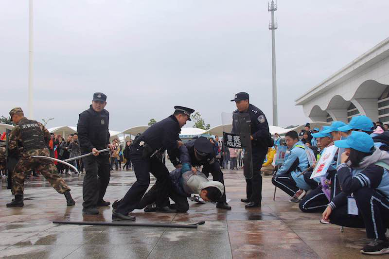 防城港：春运首日 高铁站里的反恐演练