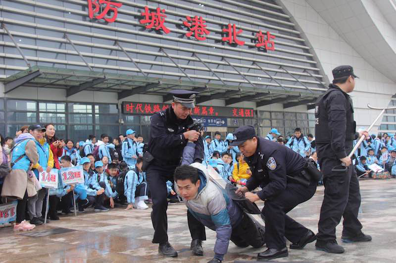 防城港：春运首日 高铁站里的反恐演练