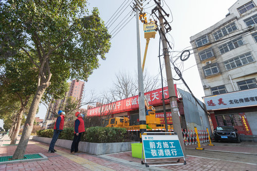 【河南供稿】平顶山市鲁山县供电公司：带电作业消缺陷 疫情防控保供电