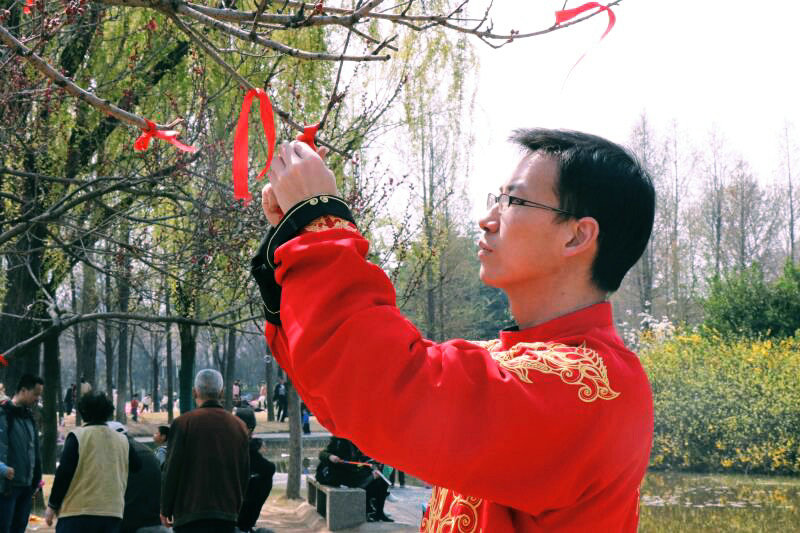 图片默认标题_fororder_汉服爱好者们在洛邑古城踏青赏红（巩卫东 摄）