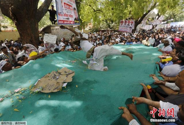 印度一农民在示威活动中上吊自杀