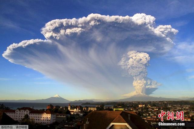 智利维利亚里卡火山喷发 政府发布橙色警告