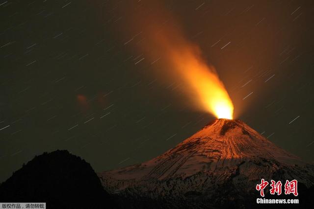 智利维利亚里卡火山喷发 政府发布橙色警告