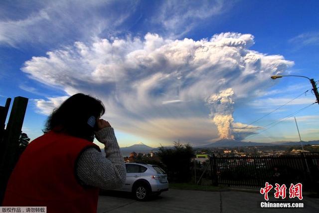 智利维利亚里卡火山喷发 政府发布橙色警告