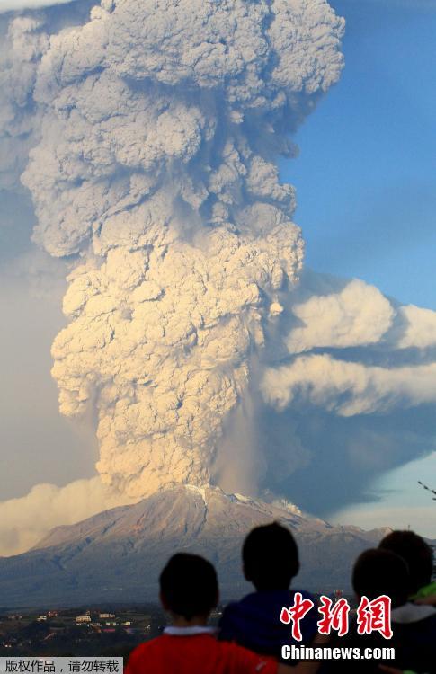 智利维利亚里卡火山喷发 政府发布橙色警告