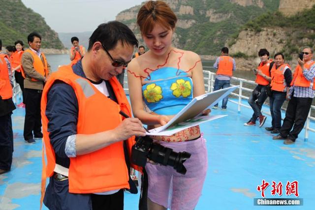 女大学生人体彩绘呼吁保护地球