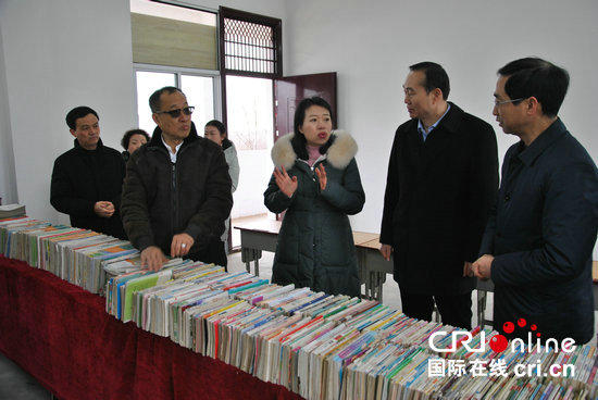 【科教列表】河南省投资促进局和万浦公司在信阳市罗山县李岗小学开展图书捐赠活动（页面：河南省投资促进局和万浦公司开展图书捐赠活动）