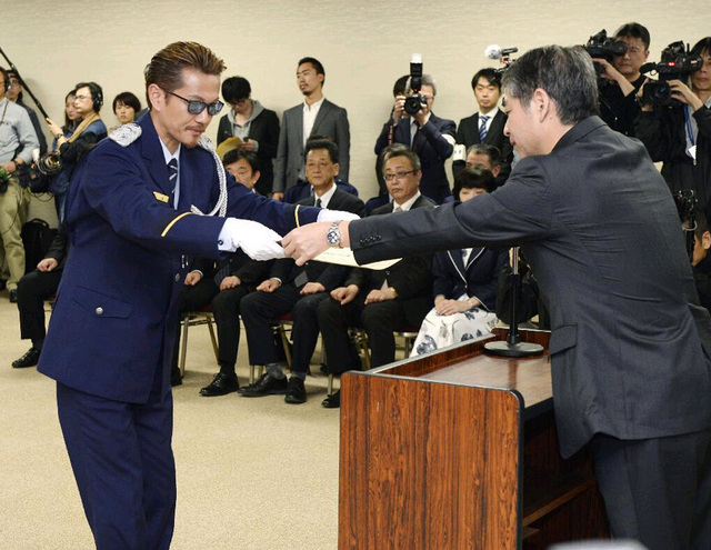 滨崎步等日本艺人穿狱警制服慰问服刑人员