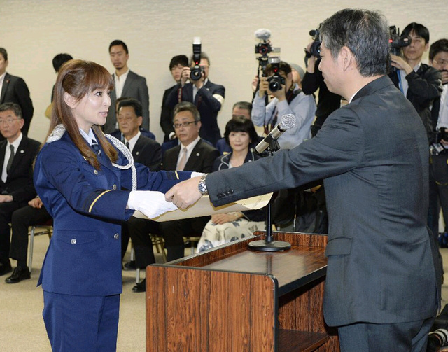 滨崎步等日本艺人穿狱警制服慰问服刑人员