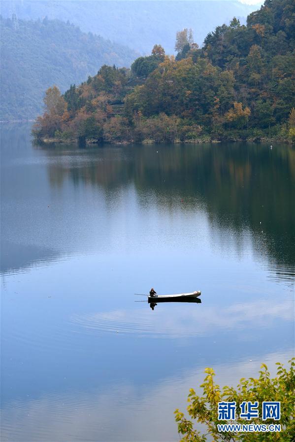 恩施州屏山峡谷：荡舟垂钓入画来