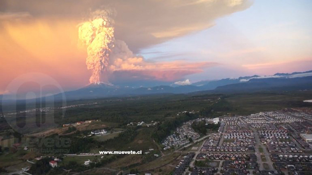 智利卡尔布科火山爆发 血色漫天如末日降临