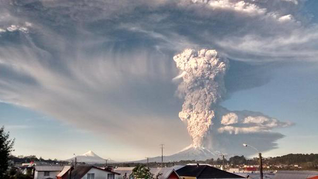 智利卡尔布科火山爆发 血色漫天如末日降临