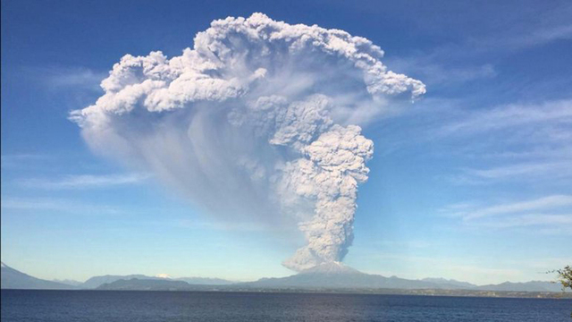 智利卡尔布科火山爆发 血色漫天如末日降临