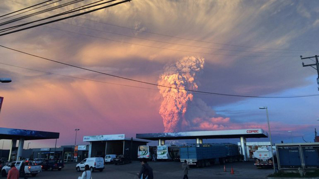 智利卡尔布科火山爆发 血色漫天如末日降临