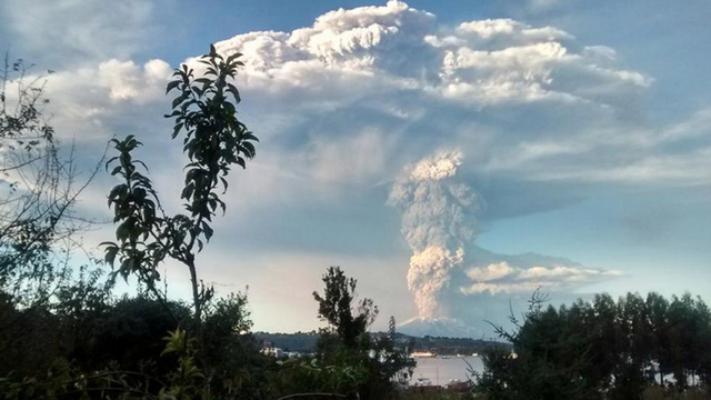 智利卡尔布科火山爆发 血色漫天如末日降临