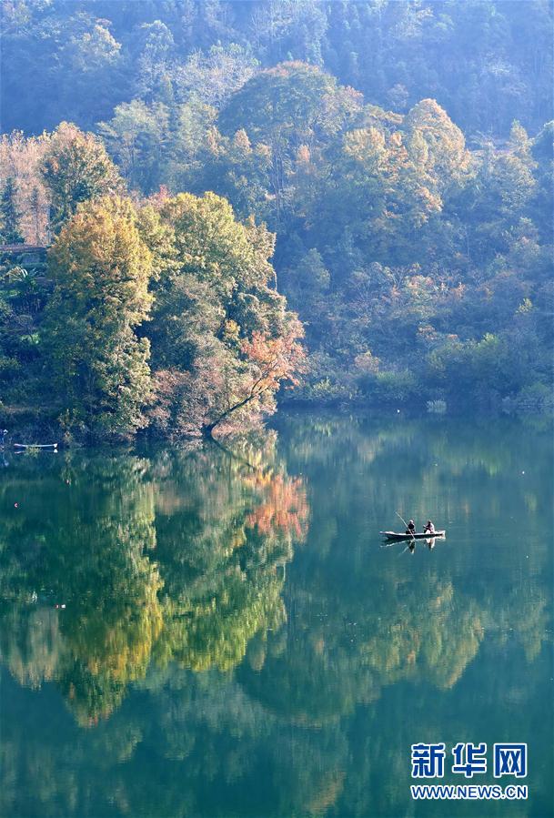 恩施州屏山峡谷：荡舟垂钓入画来