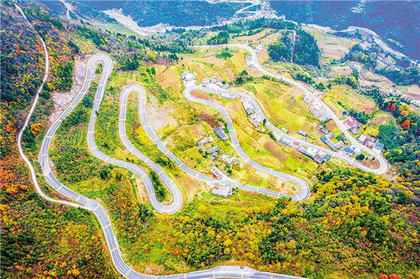 利川乡村公路串起旅游带