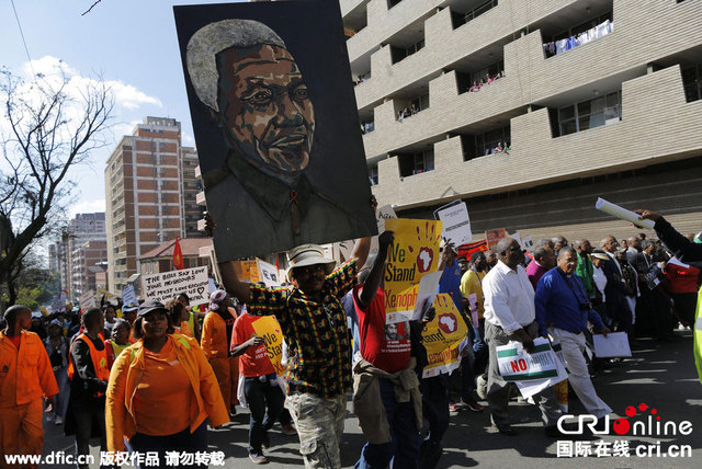 南非举行“反排外”大游行 华人社区代表参与