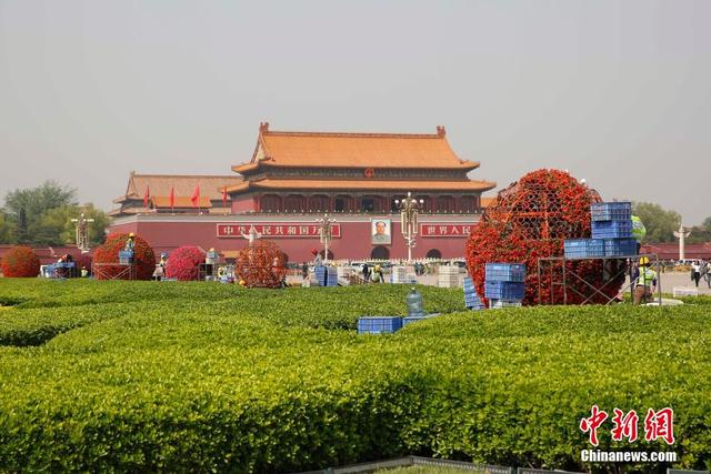 北京天安门广场开始布置花坛迎“五一”