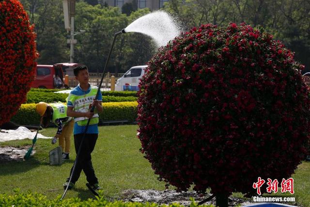 北京天安门广场开始布置花坛迎“五一”