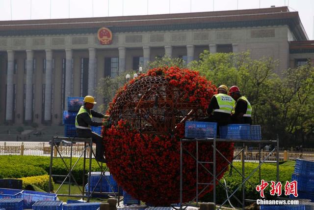 北京天安门广场开始布置花坛迎“五一”