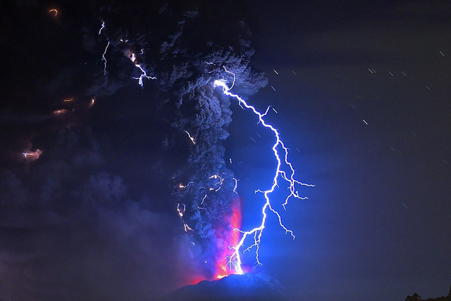 智利火山沉寂半世纪突然喷发 附近城市遭火山灰掩埋