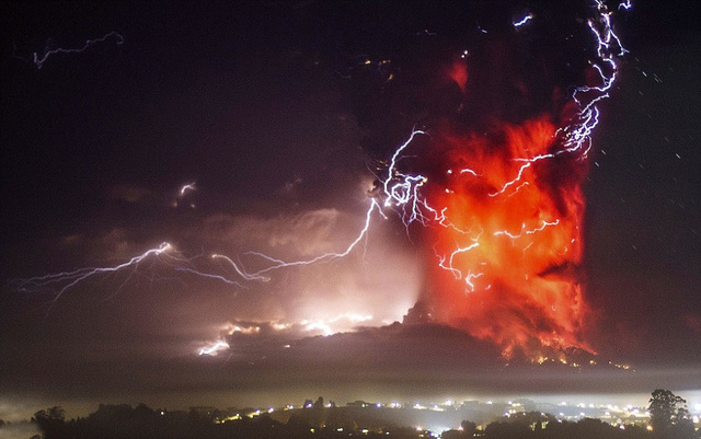 智利火山沉寂半世纪突然喷发 附近城市遭火山灰掩埋