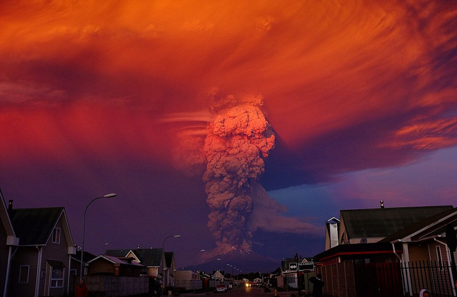 智利火山沉寂半世纪突然喷发 附近城市遭火山灰掩埋