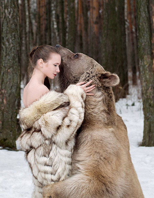 俄美女模特雪地里拥抱灰熊 反对猎杀动物