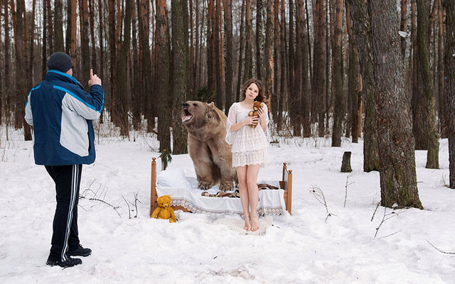 俄美女模特雪地里拥抱灰熊 反对猎杀动物