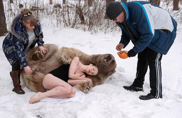 俄美女模特雪地里拥抱灰熊 反对猎杀动物