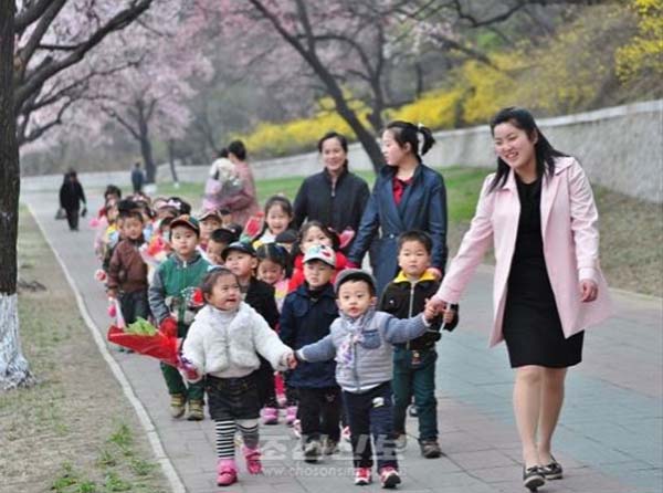 4月朝鲜春意正盛 市民赏花游园兴致浓