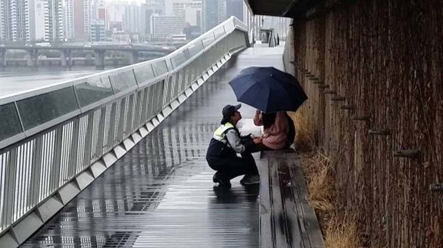 韩国女警雨中开导自杀女孩 感动众多网友